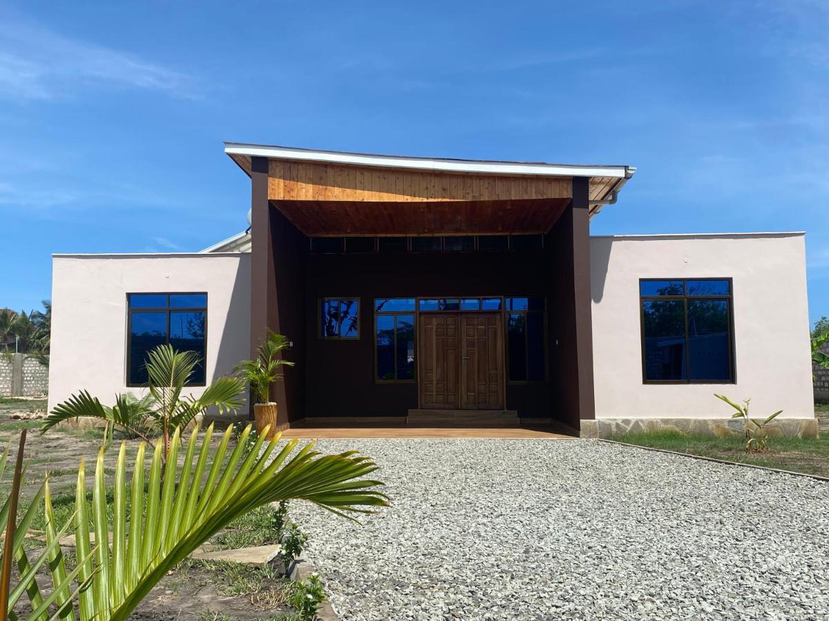 Private Backdoor Villa With Big Swimming Pool And Services Of Chef Included Diani Beach Extérieur photo