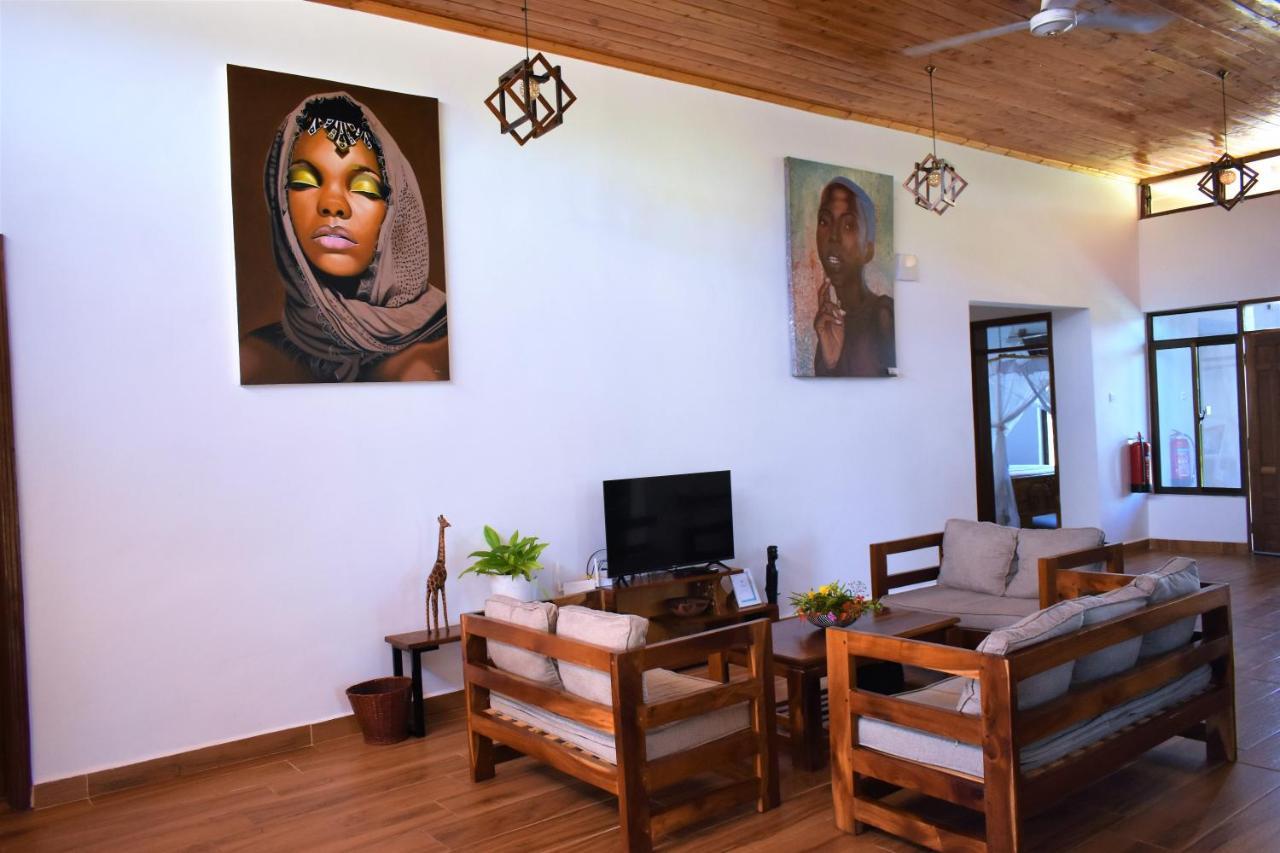 Private Backdoor Villa With Big Swimming Pool And Services Of Chef Included Diani Beach Extérieur photo