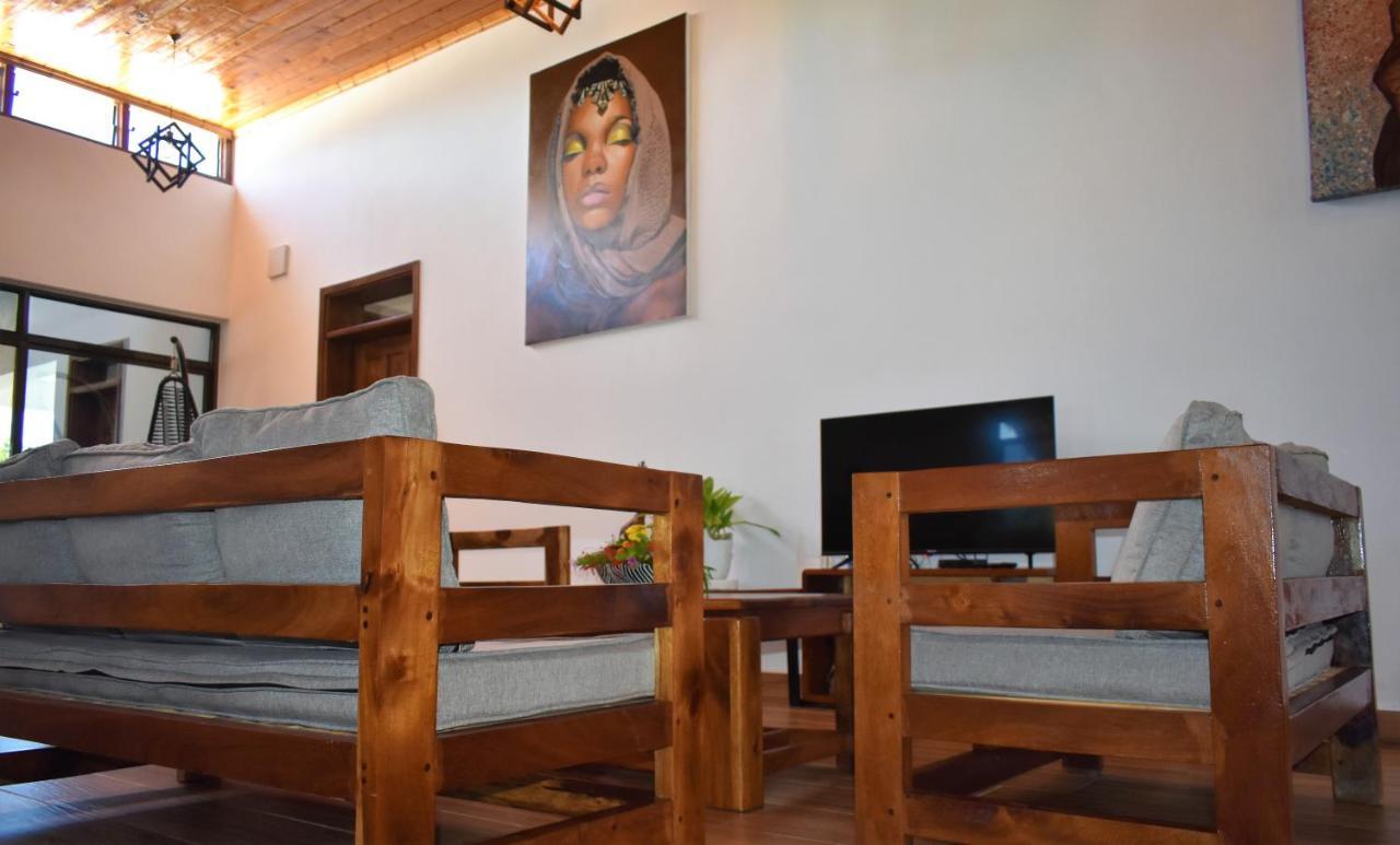 Private Backdoor Villa With Big Swimming Pool And Services Of Chef Included Diani Beach Extérieur photo