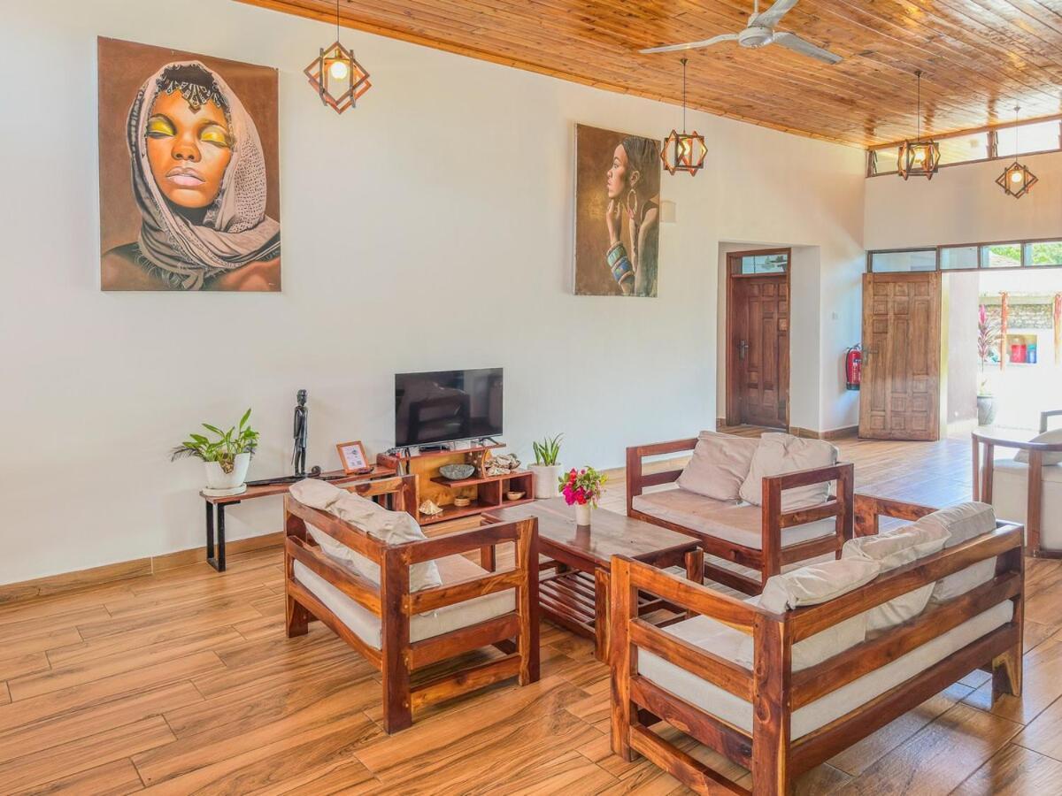 Private Backdoor Villa With Big Swimming Pool And Services Of Chef Included Diani Beach Extérieur photo