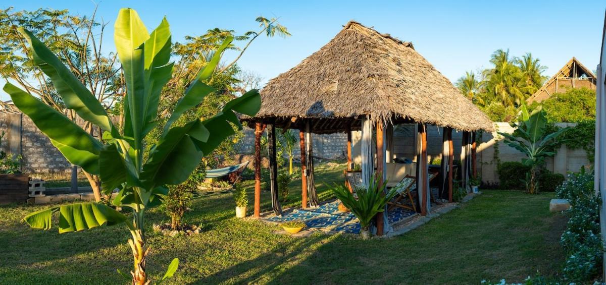 Private Backdoor Villa With Big Swimming Pool And Services Of Chef Included Diani Beach Extérieur photo