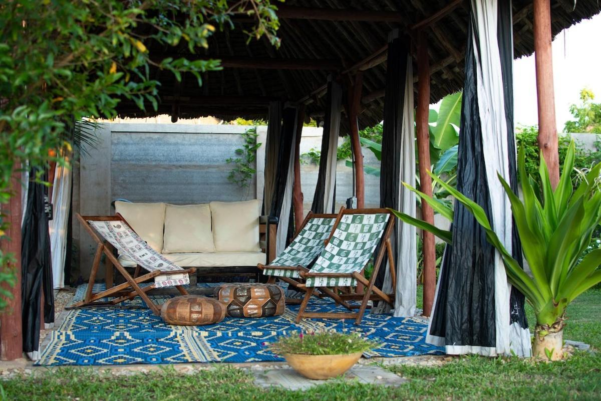 Private Backdoor Villa With Big Swimming Pool And Services Of Chef Included Diani Beach Extérieur photo
