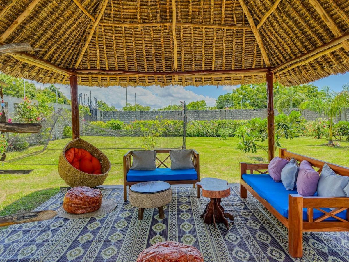 Private Backdoor Villa With Big Swimming Pool And Services Of Chef Included Diani Beach Extérieur photo