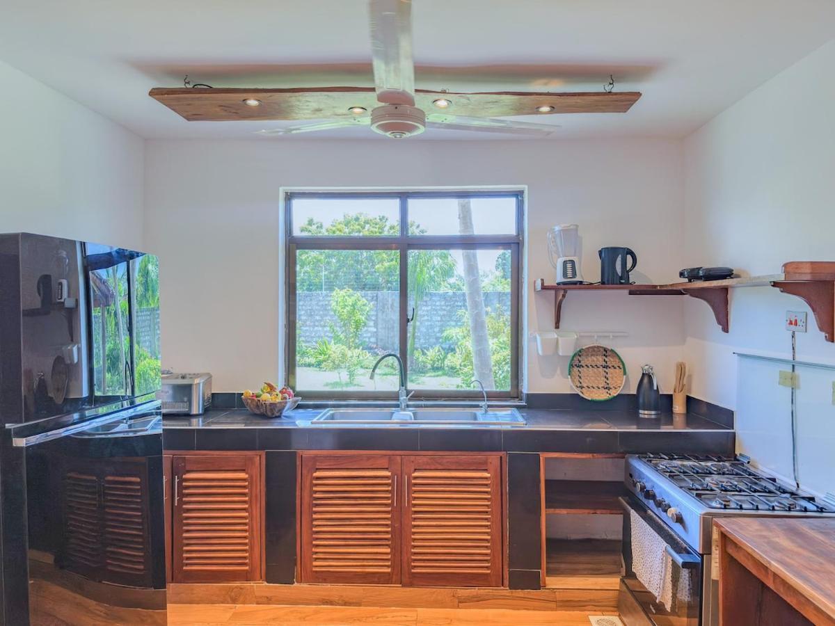 Private Backdoor Villa With Big Swimming Pool And Services Of Chef Included Diani Beach Extérieur photo