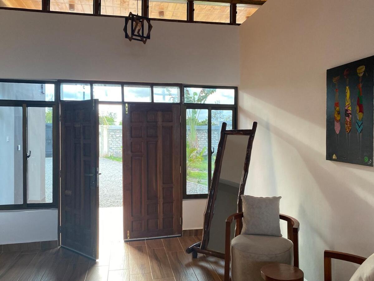 Private Backdoor Villa With Big Swimming Pool And Services Of Chef Included Diani Beach Extérieur photo