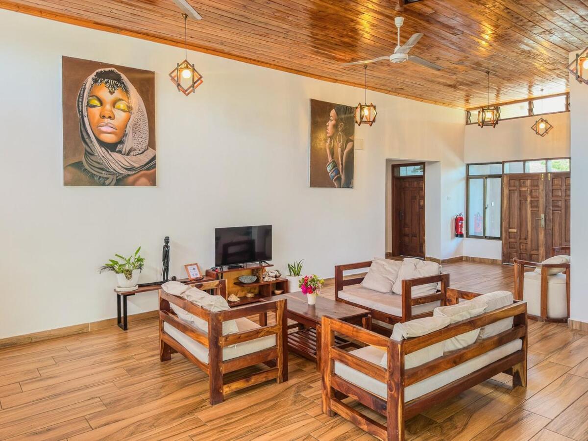 Private Backdoor Villa With Big Swimming Pool And Services Of Chef Included Diani Beach Extérieur photo
